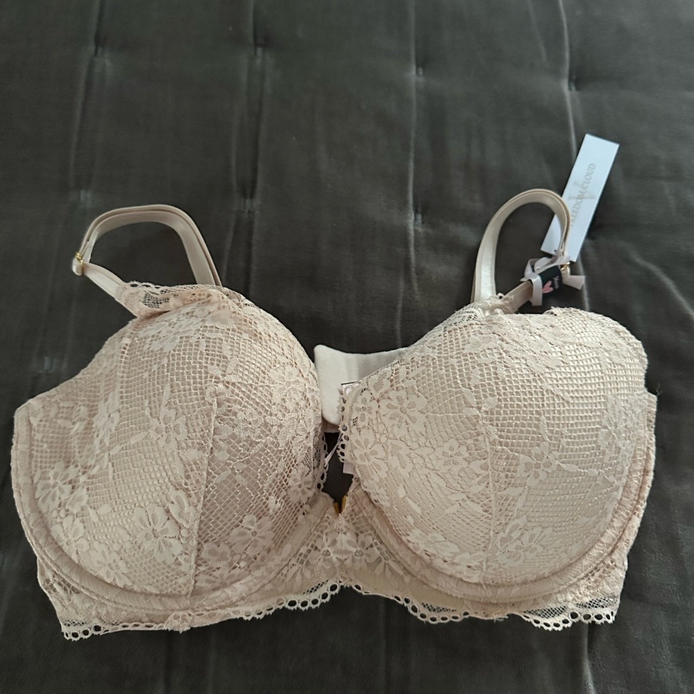 Victoria's Secret Lace Underwire Bra in Cream